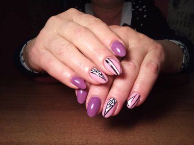 Manikürcü onu mükemmel bir manikürcüye dönüştürdü. Ellerinde cilalı jöle vardı ve müşteri mutluydu.