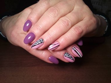 Manikürcü onu mükemmel bir manikürcüye dönüştürdü. Ellerinde cilalı jöle vardı ve müşteri mutluydu.