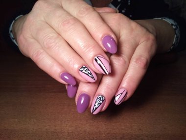 Manikürcü onu mükemmel bir manikürcüye dönüştürdü. Ellerinde cilalı jöle vardı ve müşteri mutluydu.