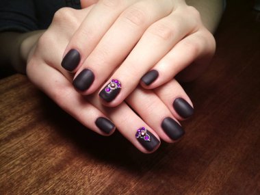 Manikürcü onu mükemmel bir manikürcüye dönüştürdü. Ellerinde cilalı jöle vardı ve müşteri mutluydu.