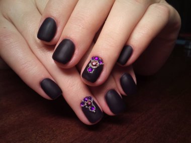 Manikürcü onu mükemmel bir manikürcüye dönüştürdü. Ellerinde cilalı jöle vardı ve müşteri mutluydu.