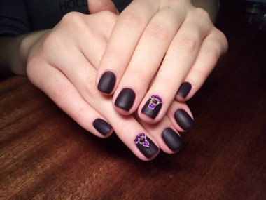 Manikürcü onu mükemmel bir manikürcüye dönüştürdü. Ellerinde cilalı jöle vardı ve müşteri mutluydu.