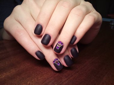 Manikürcü onu mükemmel bir manikürcüye dönüştürdü. Ellerinde cilalı jöle vardı ve müşteri mutluydu.