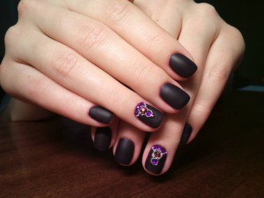 Manikürcü onu mükemmel bir manikürcüye dönüştürdü. Ellerinde cilalı jöle vardı ve müşteri mutluydu.