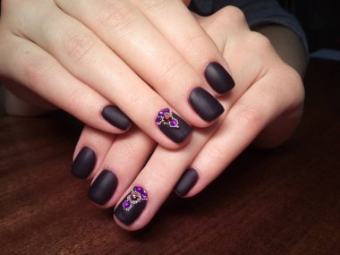 Manikürcü onu mükemmel bir manikürcüye dönüştürdü. Ellerinde cilalı jöle vardı ve müşteri mutluydu.