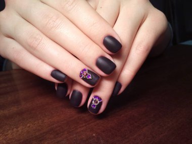 Manikürcü onu mükemmel bir manikürcüye dönüştürdü. Ellerinde cilalı jöle vardı ve müşteri mutluydu.