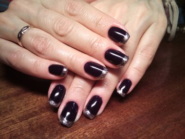 Manikürcü onu mükemmel bir manikürcüye dönüştürdü. Ellerinde cilalı jöle vardı ve müşteri mutluydu.