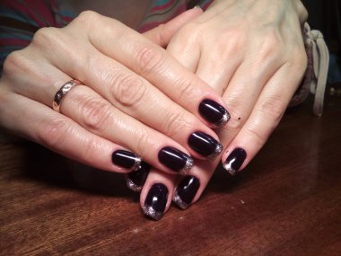 Manikürcü onu mükemmel bir manikürcüye dönüştürdü. Ellerinde cilalı jöle vardı ve müşteri mutluydu.