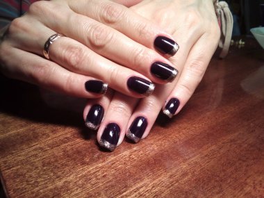 Manikürcü onu mükemmel bir manikürcüye dönüştürdü. Ellerinde cilalı jöle vardı ve müşteri mutluydu.