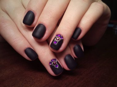 Manikürcü onu mükemmel bir manikürcüye dönüştürdü. Ellerinde cilalı jöle vardı ve müşteri mutluydu.