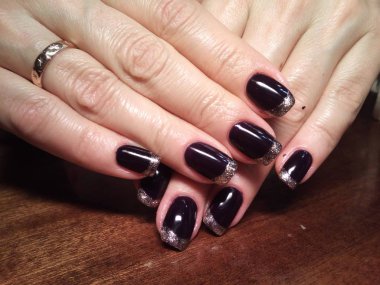 Manikürcü onu mükemmel bir manikürcüye dönüştürdü. Ellerinde cilalı jöle vardı ve müşteri mutluydu.