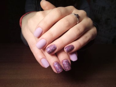 Manikürcü onu mükemmel bir manikürcüye dönüştürdü. Ellerinde cilalı jöle vardı ve müşteri mutluydu.