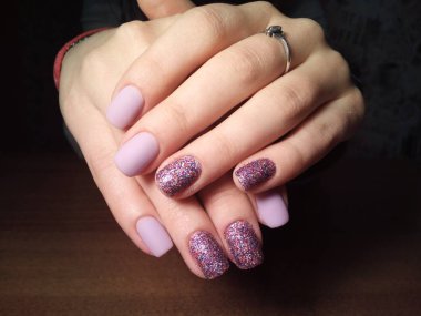 Manikürcü onu mükemmel bir manikürcüye dönüştürdü. Ellerinde cilalı jöle vardı ve müşteri mutluydu.