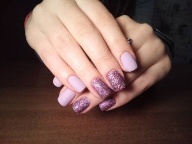 Manikürcü onu mükemmel bir manikürcüye dönüştürdü. Ellerinde cilalı jöle vardı ve müşteri mutluydu.