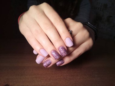 Manikürcü onu mükemmel bir manikürcüye dönüştürdü. Ellerinde cilalı jöle vardı ve müşteri mutluydu.