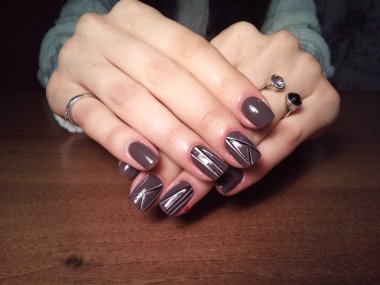 Manikürcü onu mükemmel bir manikürcüye dönüştürdü. Ellerinde cilalı jöle vardı ve müşteri mutluydu.