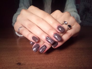 Manikürcü onu mükemmel bir manikürcüye dönüştürdü. Ellerinde cilalı jöle vardı ve müşteri mutluydu.