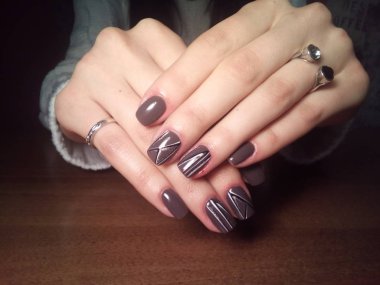 Manikürcü onu mükemmel bir manikürcüye dönüştürdü. Ellerinde cilalı jöle vardı ve müşteri mutluydu.