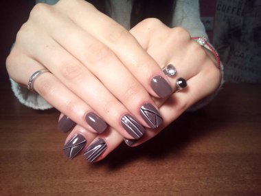 Manikürcü onu mükemmel bir manikürcüye dönüştürdü. Ellerinde cilalı jöle vardı ve müşteri mutluydu.