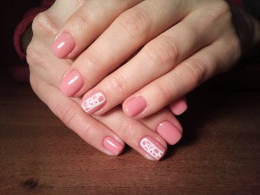 Manikürcü onu mükemmel bir manikürcüye dönüştürdü. Ellerinde cilalı jöle vardı ve müşteri mutluydu.