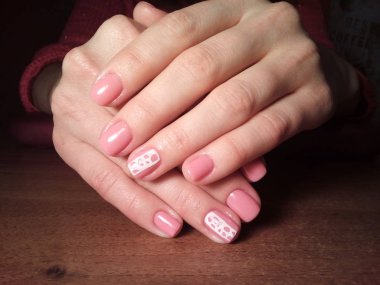 Manikürcü onu mükemmel bir manikürcüye dönüştürdü. Ellerinde cilalı jöle vardı ve müşteri mutluydu.