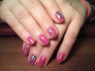 Manikürcü onu mükemmel bir manikürcüye dönüştürdü. Ellerinde cilalı jöle vardı ve müşteri mutluydu.