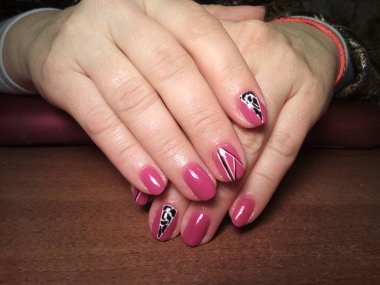 Manikürcü onu mükemmel bir manikürcüye dönüştürdü. Ellerinde cilalı jöle vardı ve müşteri mutluydu.