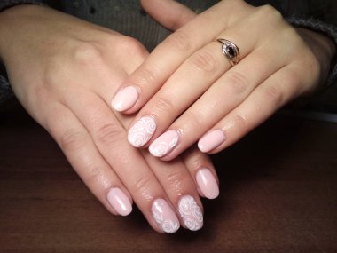 Manikürcü onu mükemmel bir manikürcüye dönüştürdü. Ellerinde cilalı jöle vardı ve müşteri mutluydu.