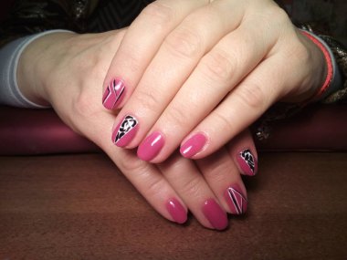 Manikürcü onu mükemmel bir manikürcüye dönüştürdü. Ellerinde cilalı jöle vardı ve müşteri mutluydu.