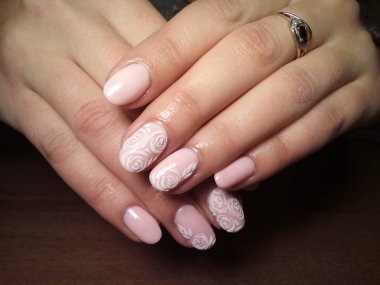 Manikürcü onu mükemmel bir manikürcüye dönüştürdü. Ellerinde cilalı jöle vardı ve müşteri mutluydu.