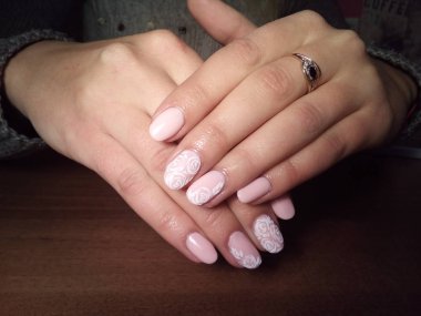 Manikürcü onu mükemmel bir manikürcüye dönüştürdü. Ellerinde cilalı jöle vardı ve müşteri mutluydu.