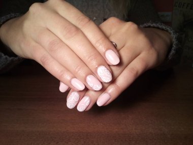 Manikürcü onu mükemmel bir manikürcüye dönüştürdü. Ellerinde cilalı jöle vardı ve müşteri mutluydu.