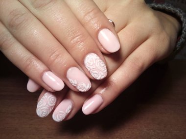 Manikürcü onu mükemmel bir manikürcüye dönüştürdü. Ellerinde cilalı jöle vardı ve müşteri mutluydu.