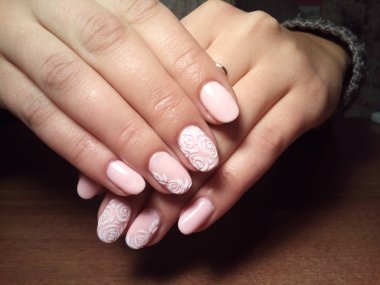 Manikürcü onu mükemmel bir manikürcüye dönüştürdü. Ellerinde cilalı jöle vardı ve müşteri mutluydu.