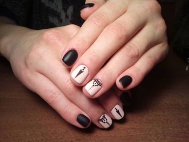 Manikürcü onu mükemmel bir manikürcüye dönüştürdü. Ellerinde cilalı jöle vardı ve müşteri mutluydu.