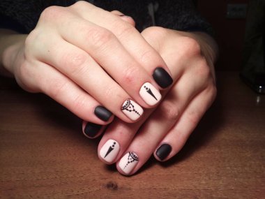 Manikürcü onu mükemmel bir manikürcüye dönüştürdü. Ellerinde cilalı jöle vardı ve müşteri mutluydu.