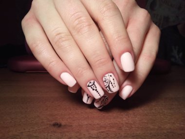 Manikürcü onu mükemmel bir manikürcüye dönüştürdü. Ellerinde cilalı jöle vardı ve müşteri mutluydu.