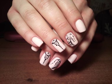 Manikürcü onu mükemmel bir manikürcüye dönüştürdü. Ellerinde cilalı jöle vardı ve müşteri mutluydu.