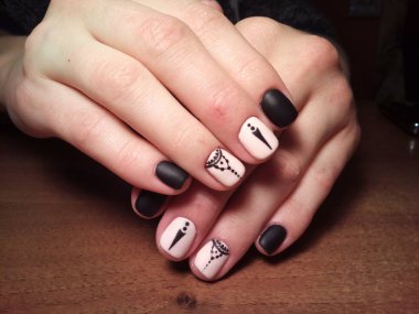 Manikürcü onu mükemmel bir manikürcüye dönüştürdü. Ellerinde cilalı jöle vardı ve müşteri mutluydu.