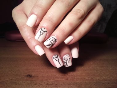 Manikürcü onu mükemmel bir manikürcüye dönüştürdü. Ellerinde cilalı jöle vardı ve müşteri mutluydu.