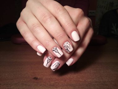 Manikürcü onu mükemmel bir manikürcüye dönüştürdü. Ellerinde cilalı jöle vardı ve müşteri mutluydu.