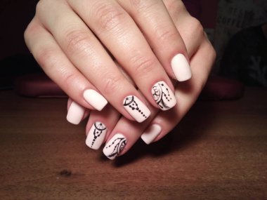 Manikürcü onu mükemmel bir manikürcüye dönüştürdü. Ellerinde cilalı jöle vardı ve müşteri mutluydu.