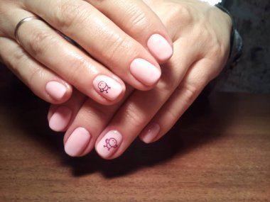 Manikürcü onu mükemmel bir manikürcüye dönüştürdü. Ellerinde cilalı jöle vardı ve müşteri mutluydu.