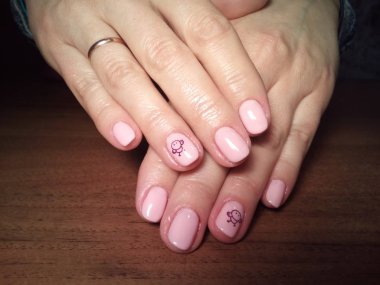 Manikürcü onu mükemmel bir manikürcüye dönüştürdü. Ellerinde cilalı jöle vardı ve müşteri mutluydu.