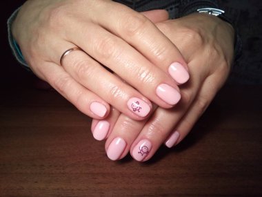 Manikürcü onu mükemmel bir manikürcüye dönüştürdü. Ellerinde cilalı jöle vardı ve müşteri mutluydu.