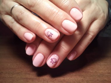 Manikürcü onu mükemmel bir manikürcüye dönüştürdü. Ellerinde cilalı jöle vardı ve müşteri mutluydu.