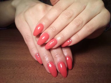 Manikürcü onu mükemmel bir manikürcüye dönüştürdü. Ellerinde cilalı jöle vardı ve müşteri mutluydu.