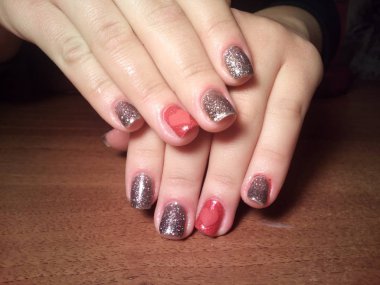 Manikürcü onu mükemmel bir manikürcüye dönüştürdü. Ellerinde cilalı jöle vardı ve müşteri mutluydu.