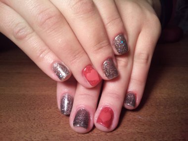 Manikürcü onu mükemmel bir manikürcüye dönüştürdü. Ellerinde cilalı jöle vardı ve müşteri mutluydu.