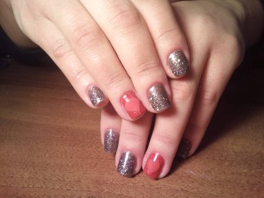 Manikürcü onu mükemmel bir manikürcüye dönüştürdü. Ellerinde cilalı jöle vardı ve müşteri mutluydu.